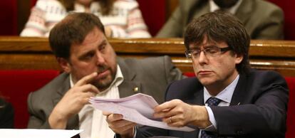 El presidente de la Generalitat, Carles Puigdemont y el vicepresidente, Oriol Junqueras(i).