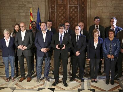 El entonces presidente de la Generalitat, Carles Puigdemont, comparece con todo su Gobierno, en la Generalitat, en Barcelona, el 1 de octubre de 2017.