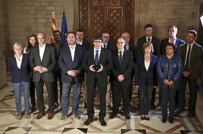 El entonces presidente de la Generalitat, Carles Puigdemont, comparece con todo su Gobierno, en la Generalitat, en Barcelona, el 1 de octubre de 2017.