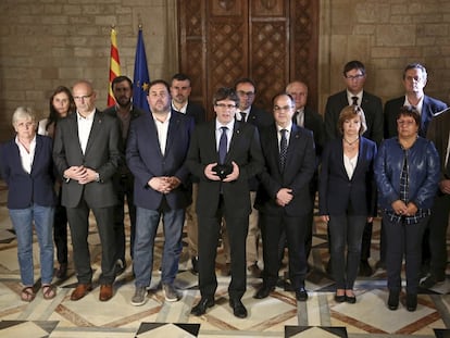 El entonces presidente de la Generalitat, Carles Puigdemont, comparece con todo su Gobierno, en la Generalitat, en Barcelona, el 1 de octubre de 2017.