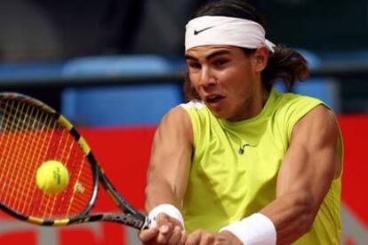 Nadal golpea la bola durante el partido de ayer.