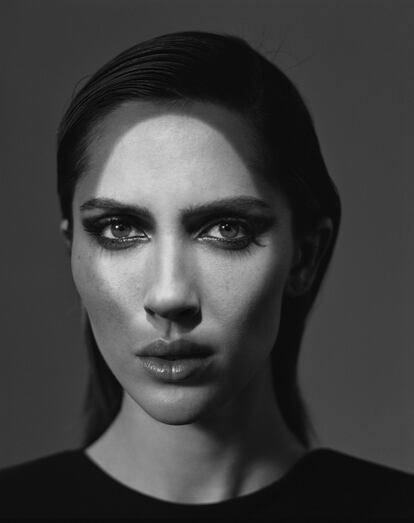  Modelo: Teddy Quinlivan (Premium Models). Asistente fotógrafo: Lucas Grisinelli. Asistentes de estilismo: Celia Arnal y Silvia Ballester. Peluquería: Sachi Yamashita (Saint Germain Agency). Maquillaje: Ania Grzeszczuk (Calliste). Producción: Adriana Suárez para Sample.