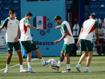 Jugadores de la selección mexicana, durante un entrenamiento en Qatar.