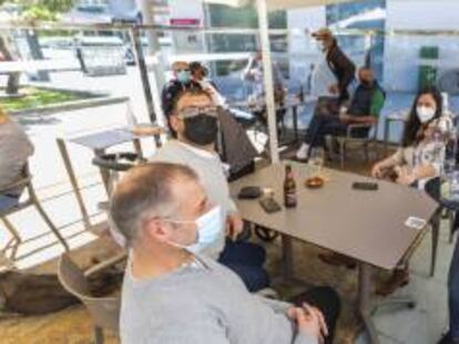 Una camarera sirve en una terraza del municipio de O Grove durante el primer fin de semana de apertura del cierre perimetral.