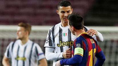 Cristiano Ronaldo y Messi, al inicio del partido.