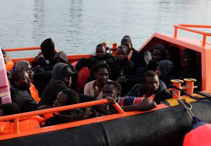 Migrantes rescatados de una patera en el mar de Alborán llegan a Melilla.