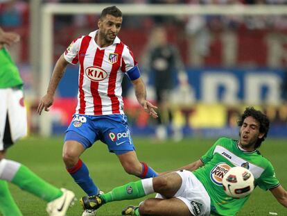 Simão y Parejo pelean por el balón.