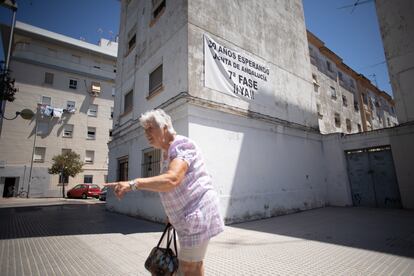Un vecina, con la pancarta del fondo, se queja del estado del acerado en el Cerro del Moro.