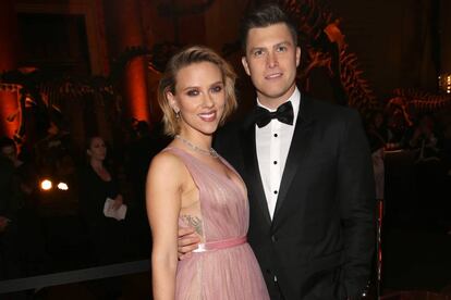 Scarlett Johansson y Colin Jost en una gala en el Museo de Historia Natural de Nueva York, el 15 de noviembre de 2018.