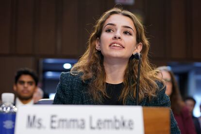 Emma Lembke habla ante el Senado de EE UU, en febrero de 2023.