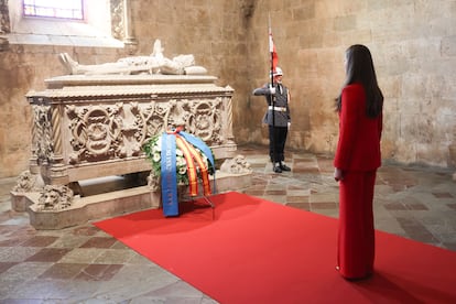 Princess of Asturias Leonor de Borbón places a wreath at the tomb of Luis de Camões during her visit to the Jerónimos Monastery in Lisbon.