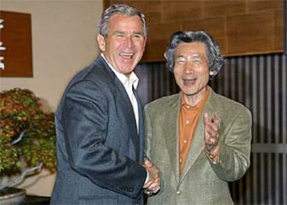 El presidente de EE UU, George W. Bush, ayer, junto al primer ministro de Japón, Junichiro Koizumi, en Tokio.