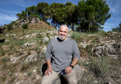 El ingeniero forestal Ferran Dalmau-Rovira en la urbanización Santa Marina de Carcaixent, donde colocó los primeros cañones de agua para proteger las construcciones de los incendios forestales.