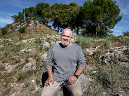 El ingeniero forestal Ferran Dalmau-Rovira en la urbanización Santa Marina de Carcaixent, donde colocó los primeros cañones de agua para proteger las construcciones de los incendios forestales.