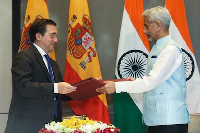 El ministro de Exteriores , José Manuel Albares, a la izquierda  intercambia documentos con su homólogo indio, Subrahmanyam Jaishankar, en Nueva Delhi.