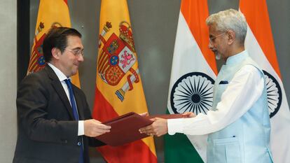 El ministro de Exteriores , José Manuel Albares, a la izquierda  intercambia documentos con su homólogo indio, Subrahmanyam Jaishankar, en Nueva Delhi.