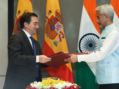 El ministro de Exteriores , José Manuel Albares, a la izquierda  intercambia documentos con su homólogo indio, Subrahmanyam Jaishankar, en Nueva Delhi.