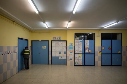 Aulas cerradas de un colegio en Sevilla