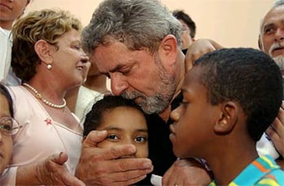 Lula y su esposa, Marisa, durante una visita a Casa Vida, un hogar de niños seropositivos de São Paulo.