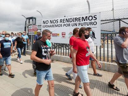 Trabajadores de Nissan se concentran en las inmediaciones de la planta de Zona Franca, este martes.