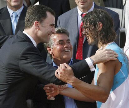 Felipe VI felicita al tenista español, Rafael Nadal (derecha) en presencia de Manolo Santana, tras su victoria en la final de Roland Garros contra el suizo Roger Federer, en París en 2007.