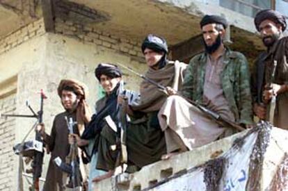 Un grupo de combatientes talibanes, en el bazar de Kandahar.