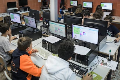 Alumnos durante una clase de tecnología. 