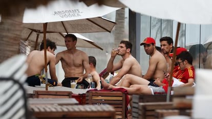 Javi Mart&iacute;nez, Monreal, Casillas, Cazorla, Navas y Villa, entre otros, en una playa cerca de Fortaleza. 