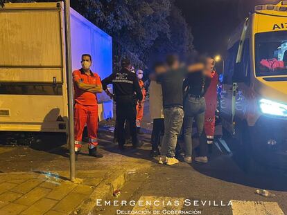 Los servicios de emergencia del Ayuntamiento de Sevilla atienden a unos jóvenes tras el desalojo de una fiesta de Halloween para menores, en una imagen de Emergencias Sevilla.