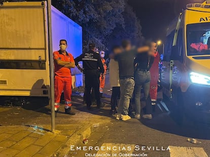 Los servicios de emergencia del Ayuntamiento de Sevilla atienden a unos jóvenes tras el desalojo de una fiesta de Halloween para menores, en una imagen de Emergencias Sevilla.
