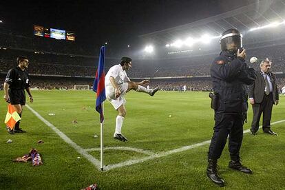 Figo, con objetos en el césped, en un momento del clásico Barça-Madrid de noviembre de 2002 en el Camp Nou.