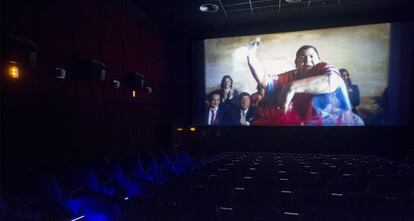 Una sala de cine vac&iacute;a durante la proyecci&oacute;n de una pel&iacute;cula en Sevilla.