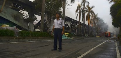 Un vigilante custodia una f&aacute;brica china que ardi&oacute; en los disturbios de Binh Duong (Vietnam).