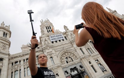 Pancarta con la leyenda 'Refugees Welcome' colocada en la fachada del Palacio de Cibeles, sede del Ayuntamiento de Madrid, como manera de expresar la solidaridad de la ciudadanía de la capital española con la dramática situación de los refugiados.