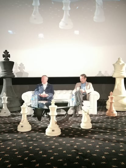 Kárpov y el alcalde Abel Caballero, durante el acto del mediodía en el cine Yelmo de Vigo