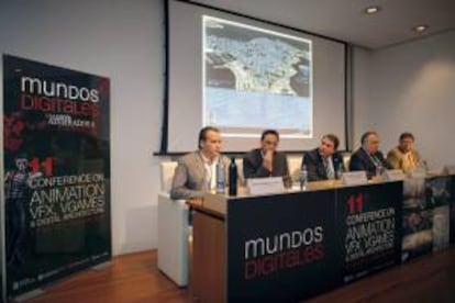 El alcalde de A Coruña, Carlos Negreira (c), asistió esta mañana a la inauguración de la XI edición del Festival Internacional de Mundos Digitales, en un acto en el que también estuvieron presentes el director del proyecto, Manuel Meijide (i), así como representantes de entidades colaboradoras.