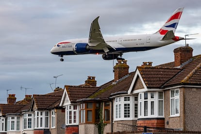 Un Boeing de British Airways se aproxima al aeropuerto de Heathrow en Londres.