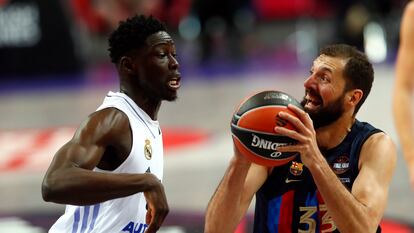 Nikola Mirotic ante Eli Ndiaye durante las semifinales de la Euroliga esta temporada,