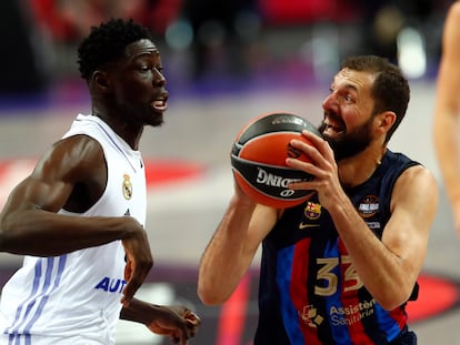 Nikola Mirotic ante Eli Ndiaye durante las semifinales de la Euroliga esta temporada,