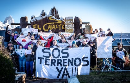 La Asamblea de Vecinos Unidos en la entrada del pueblo reclama a la Municipalidad de El Chaltén y al Concejo Agrario Provincial por la entrega de tierras, y declaración de la emergencia habitacional de la comunidad.