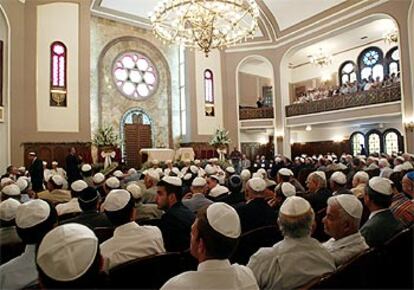 La comunidad judía de Estambul, reunida ayer en la sinagoga de Neve Shalom en memoria de los muertos en el atentado.