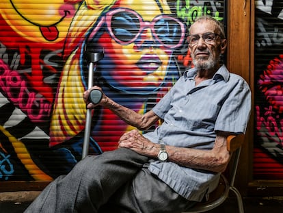 El actor de doblaje Javier Franquelo, posando para 'El País' en 2023.