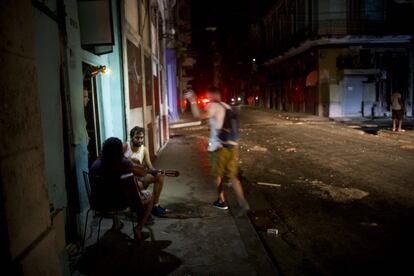 En la imagen, una persona toca la guitarra en una calle de La Habana (Cuba), tras el paso del huracán Irma.
