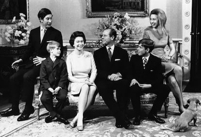 Posado familiar por las bodas de plata de la reina Isabel II y Felipe de Edimburgo rodeados de su familia en Buckingham Palace, el 20 de noviembre de 1972. De izquierda a derecha, el príncipe Carlos, el príncipe Eduardo, la reina Isabel, el príncipe Felipe, el príncipe Andrés y la princesa Ana.