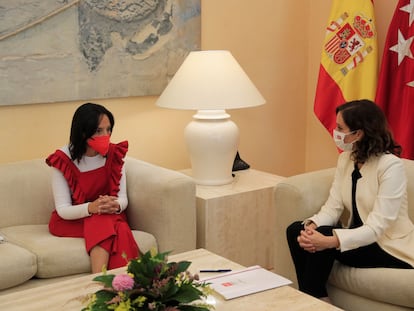 La delegada del Gobierno en Madrid, Mercedes González, y la presidenta de la Comunidad de Madrid, Isabel Díaz Ayuso, este martes.