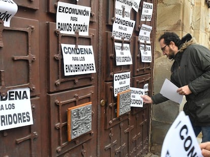 Concentración en el obispado de Astorga por los abusos del cura José Manuel Ramos Gordón.