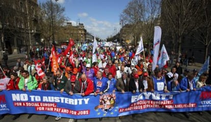 Cabecera de la marcha convocada por la Confederación Europea de Sindicatos bajo el lema 'No a las políticas austeridad, por la Europa social'. Unas 50.000 personas se han manifestado en Budapest, aprovechando la reunión, en una localidad próxima a la capital húngara, de los ministros europeos de Economía y Finanzas.