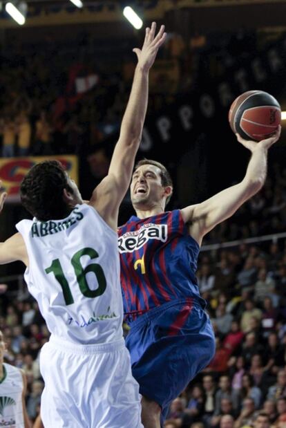 Chuck Eidson entra a canasta en el partido contra el Unicaja.