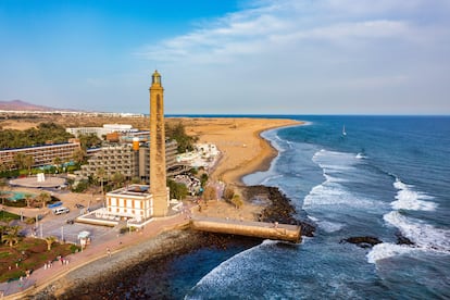 Playa de Maspalomas (Gran Canaria, España). Si el año pasado el arenal canario reconocido en la lista de TripAdvisor fue la playa de Las Canteras (Gran Canaria), este año es el turno de Maspalomas, en la misma isla. Rodeada de impresionantes dunas de arena, en este extenso arenal es imposible no relajarse en su orilla. Alrededor se desenvuelven encantadores cafés y tiendas de regalos. De junio a septiembre el viajero podrá disfrutar desde hasta 13 horas de sol al día. Pero, tal y como advierte la plataforma, es más tranquilo en primavera y principios de otoño.