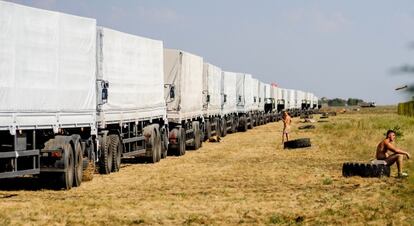 Camiones del convoy, a unos 400 kilómetros de la frontera ucrania, el miércoles
